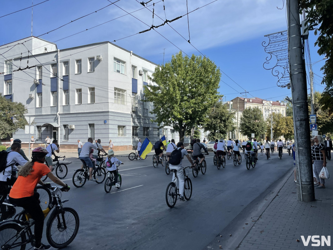 У вишиванці на велосипеді: у Луцьку відбувся святковий велопробіг. Фото