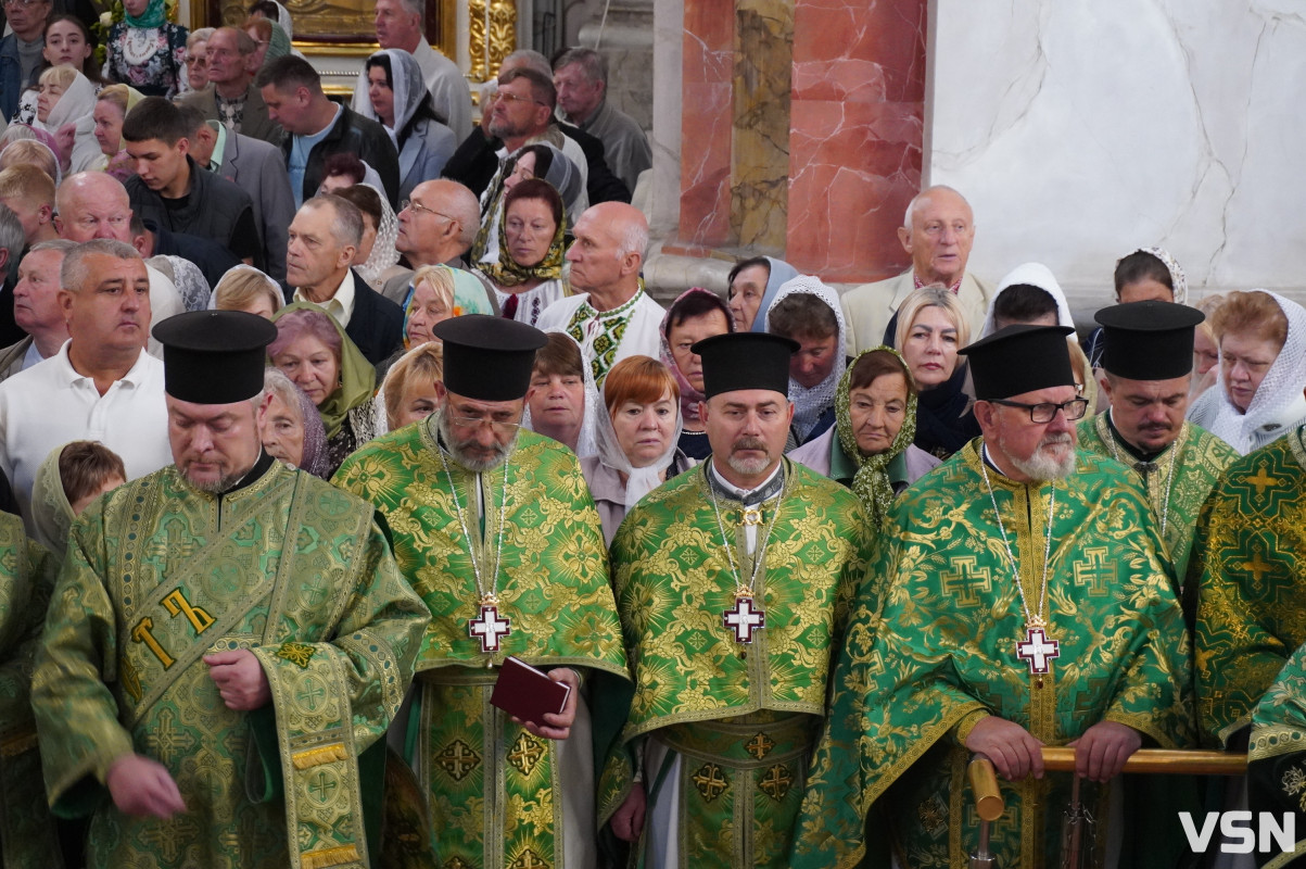 Хресна хода і спільна молитва: як минула літургія за участі Епіфанія у Луцьку. Фоторепортаж