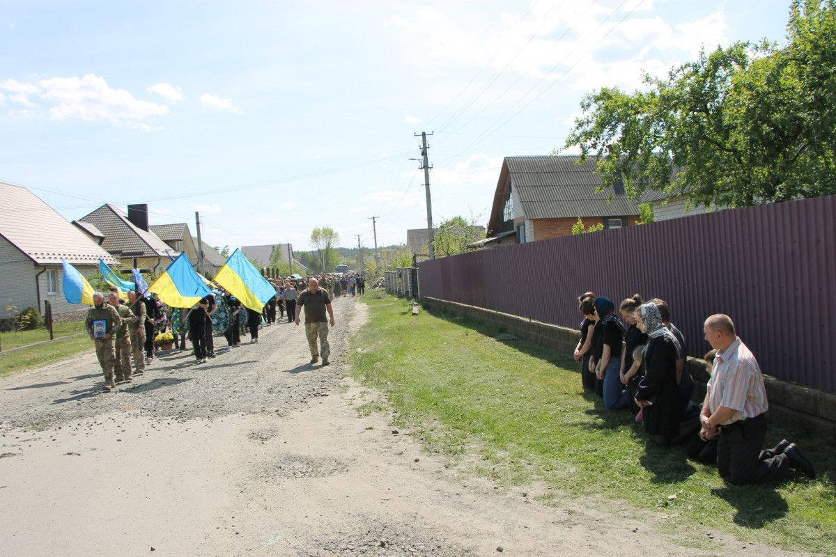 Дві донечки ніколи більше не побачать татка: напередодні Великодня на Волині попрощались з Героєм Олександром Муковським