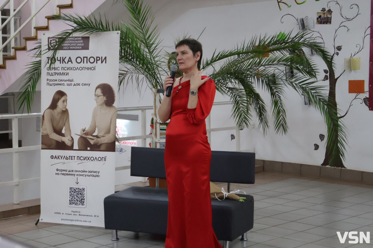 «Намальована надія»: ветеранка війни з Луцька презентувала колекцію суконь