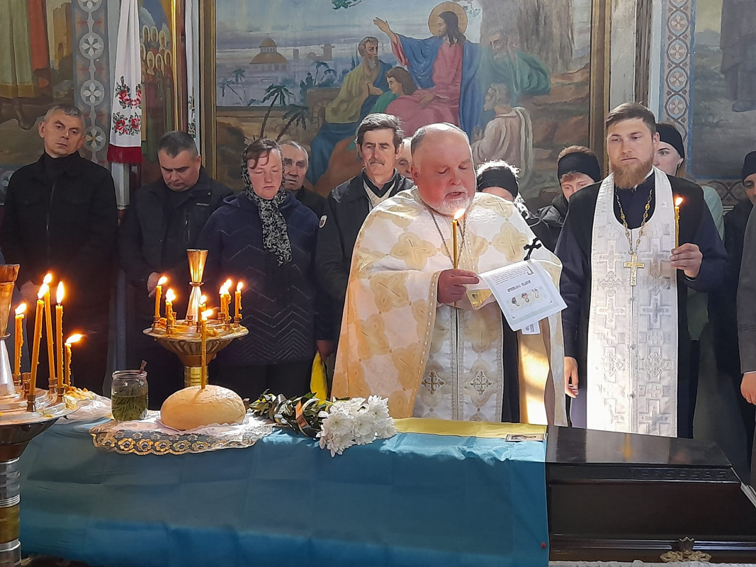 Багато місяців вважали зниклим безвісти: у Луцькому районі попрощалися із 26-річним Героєм Дмитром Шереметою
