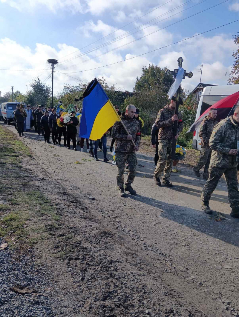 Загинув від авіаудару: на Волині до місця останнього спочинку провели загиблого Героя Дмитра Мозговенка