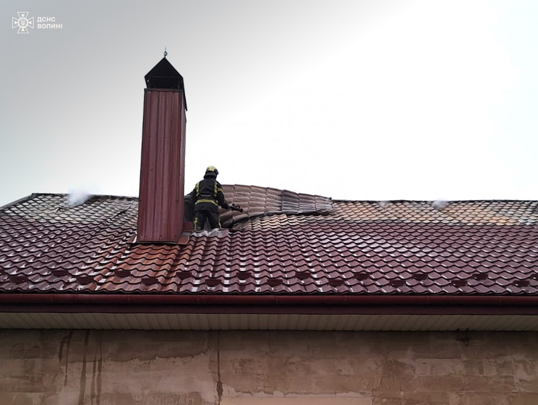 Вчасно вивели дітей і викликали рятувальників: на Волині горів двоповерховий будинок