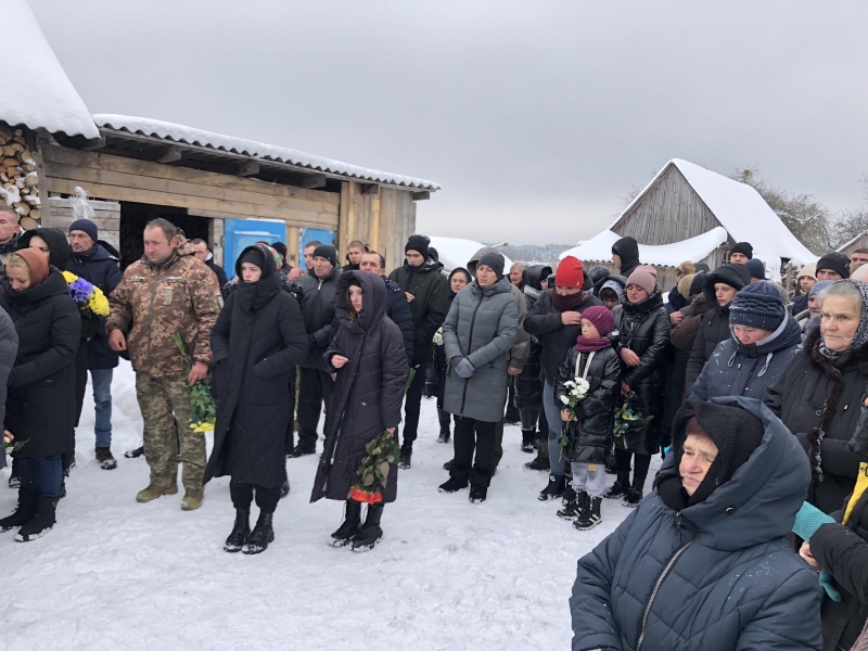 Ще зовсім недавно приїжджав у відпустку, а зараз зустріли «на щиті»: на Волині попрощалися із захисником Віталієм Рабчуном