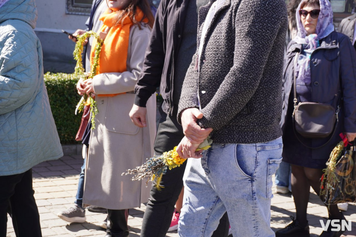 У Луцьку на Вербну неділю біля собору утворилися величезні черги