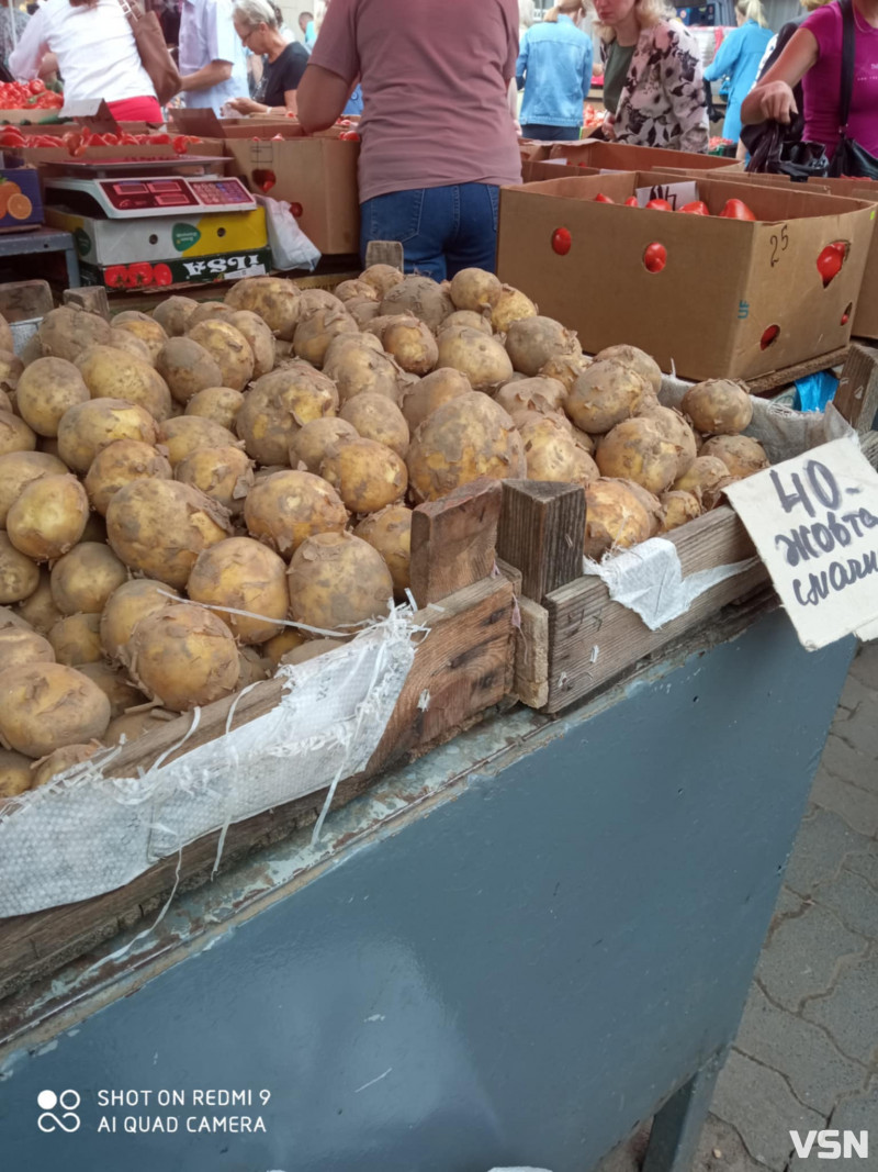 Скільки коштує молода картопля на ринку у Луцьку
