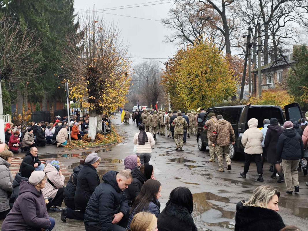 Осиротіли діти, овдовіла молода дружина: на Волині попрощалися з Героєм Володимиром Кравчуком
