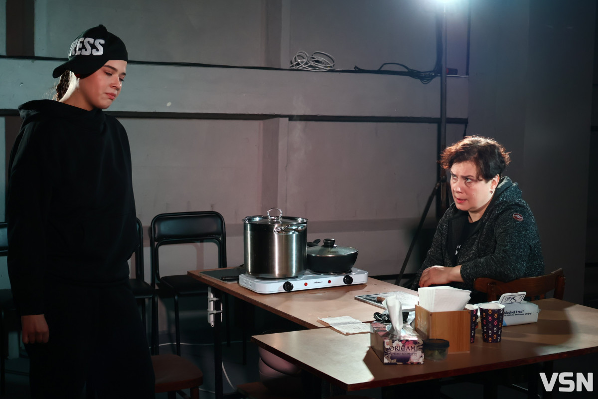 Говорити про війну під час війни — це сповідь: у Луцьку відбувся передпоказ вистави-імпровізації «Червоний борщ»