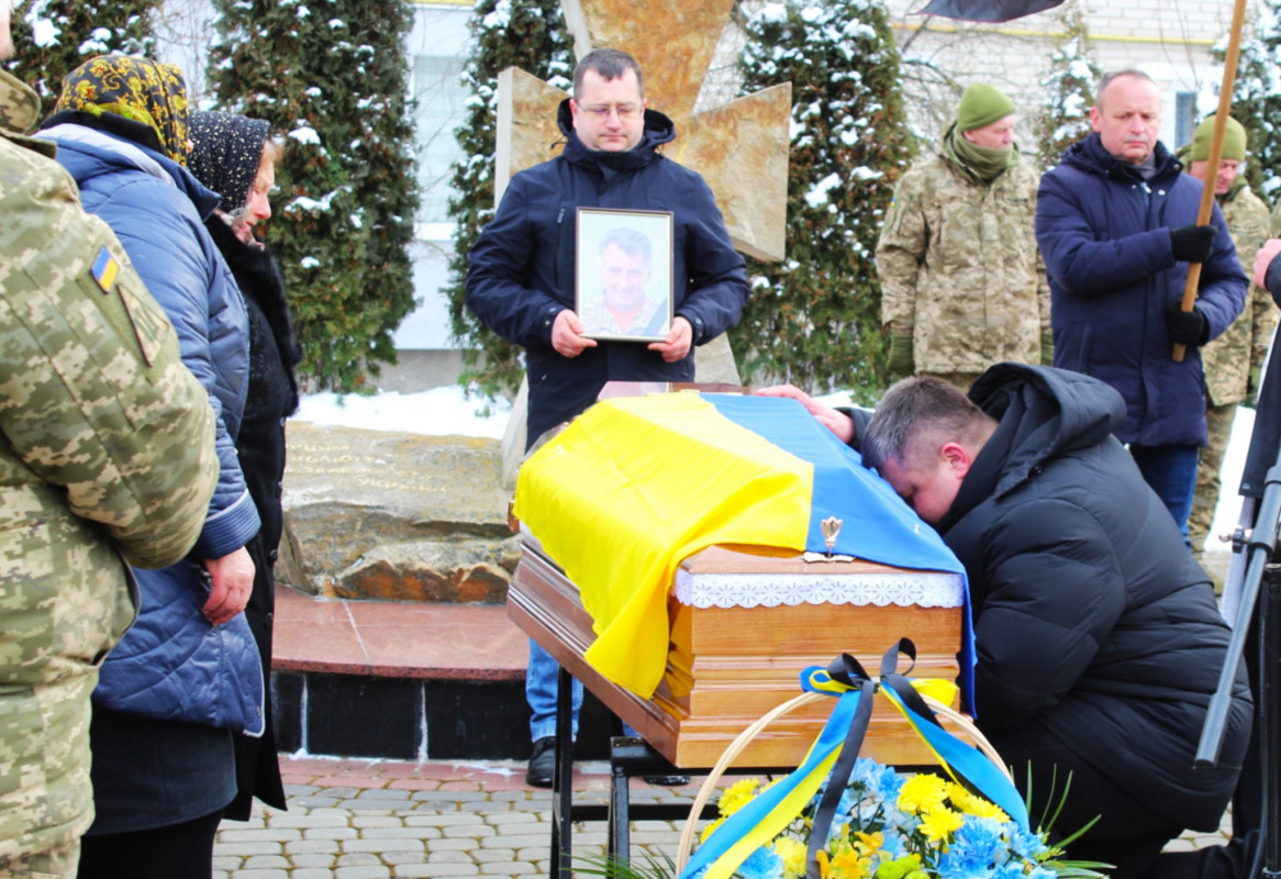 Загинув внаслідок удару ворожого безпілотника: на Волині попрощалися з Героєм Володимиром Лавренюком