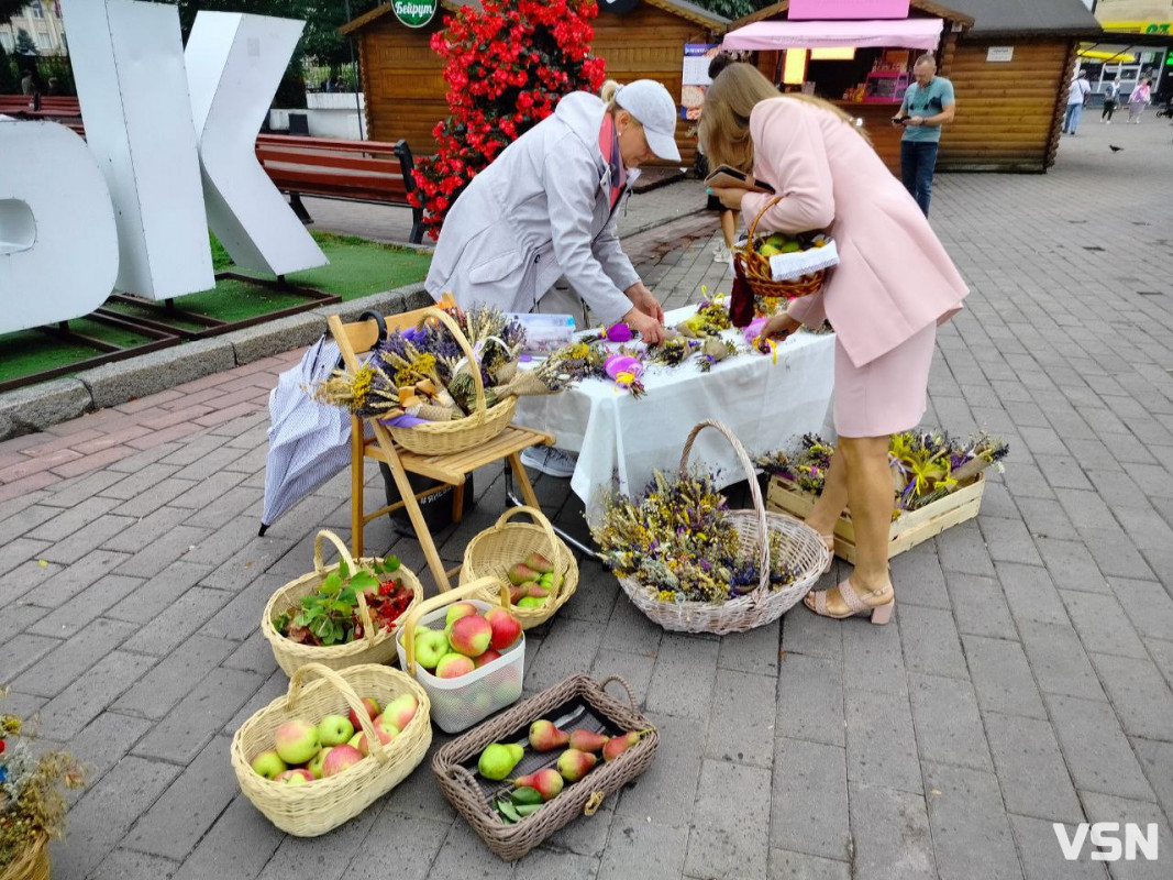 Як у центрі Луцька освячували кошики на Яблучний Спас. ФОТО