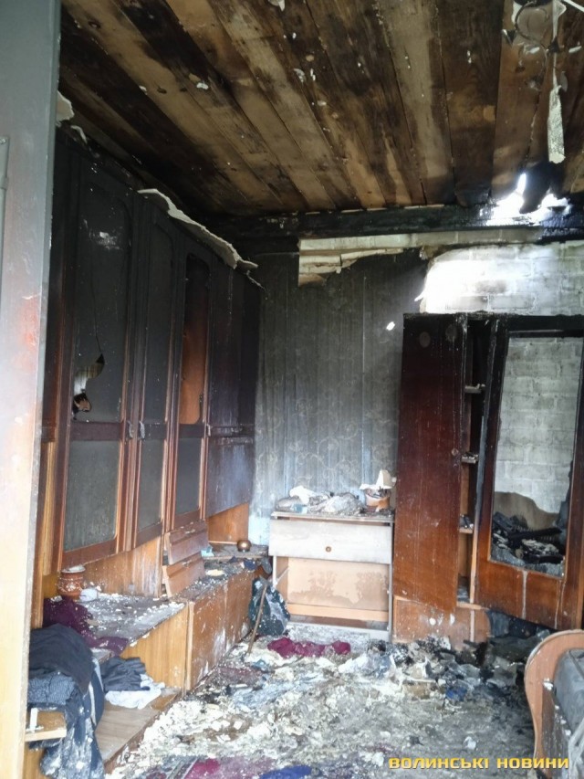 З дітками живуть у літній кухні: волинянам, у яких згорів будинок, потрібна допомога