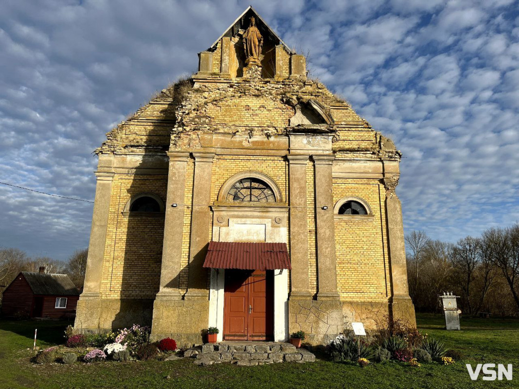 Незламний оберіг: Храм на Волині, який вистояв перед снарядом, що застиг у його стіні. Фоторепортаж
