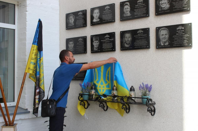 В місті на Волині брат Героя Валерія Грибчука відкрив дошку пам’яті загиблого воїна