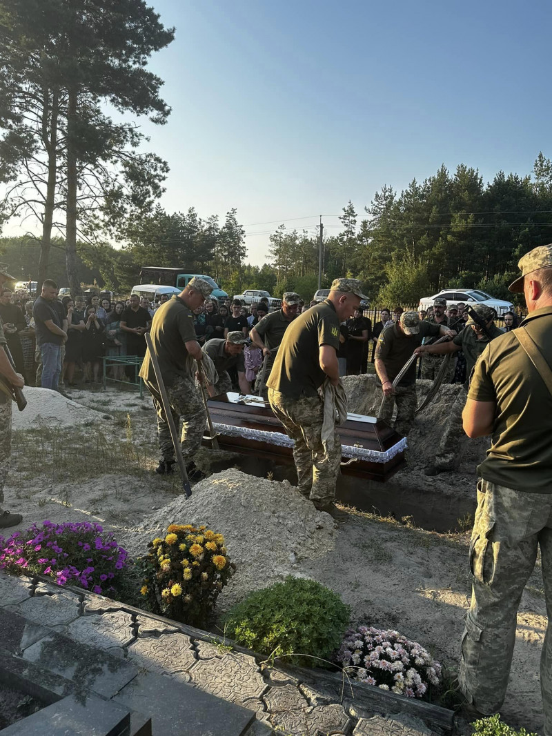 «Найбільше чекали на тата шестеро дітей»: волиняни провели в останню дорогу Героя Костянтина Романюка