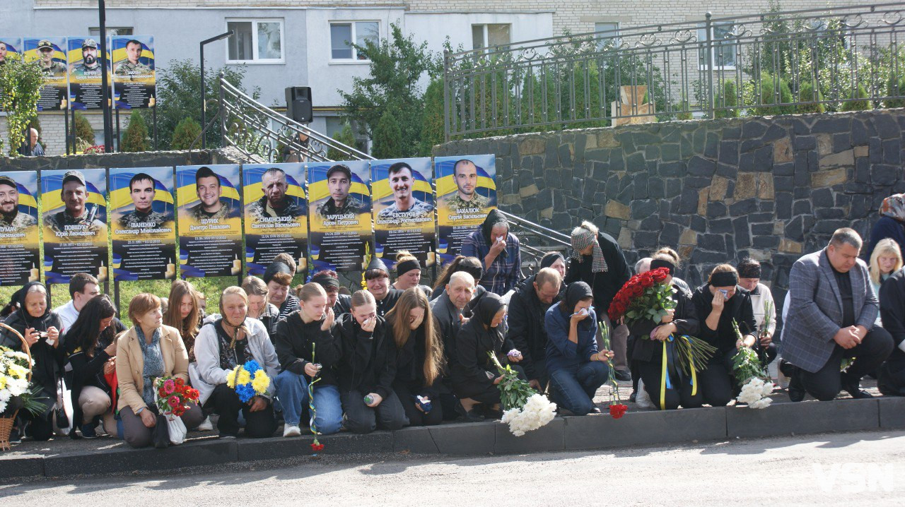 Повернувся додому після майже дворічної невідомості: Рожищенська громада зустріла «на щиті» Героя Віталія Козла. Фото