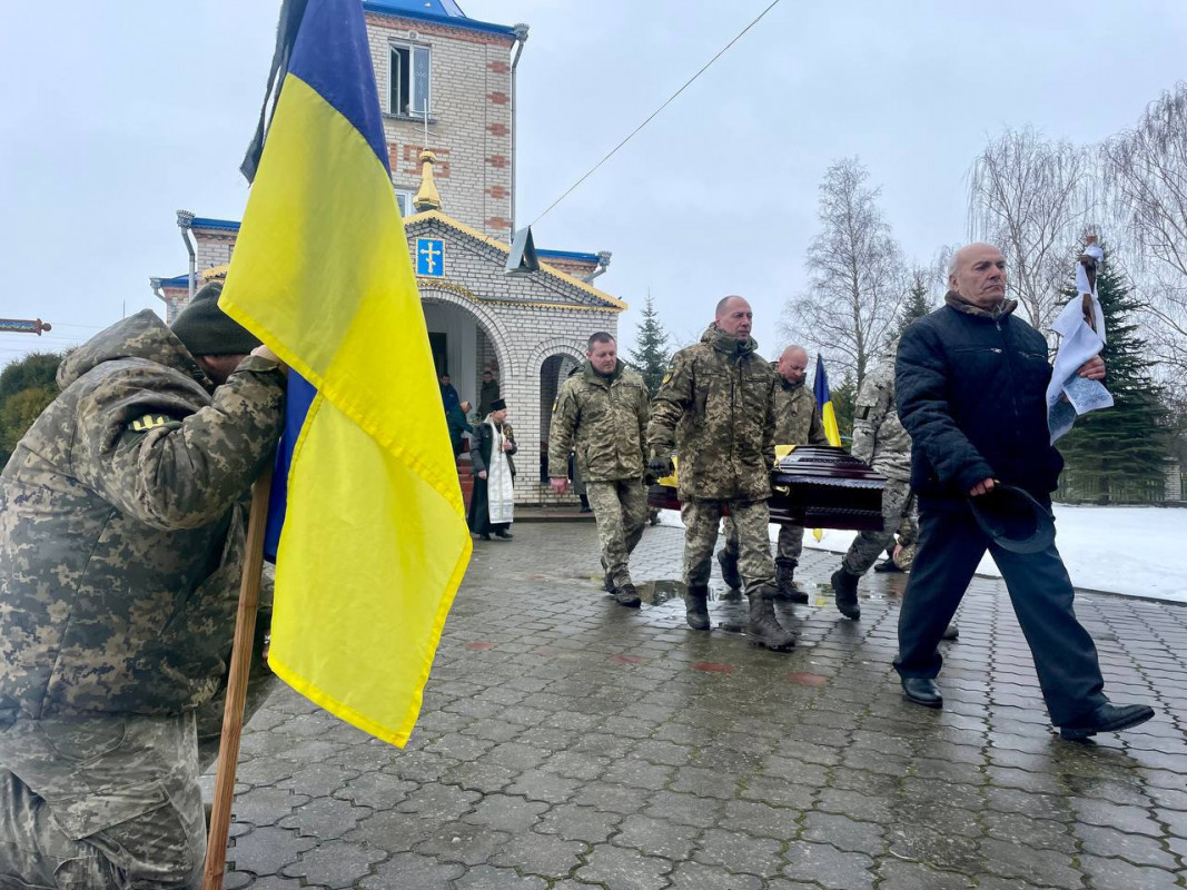 Довгих десять місяців вважався зниклим безвісти: «на щиті» на Волинь повернувся додому Герой Геннадій Абрамчук