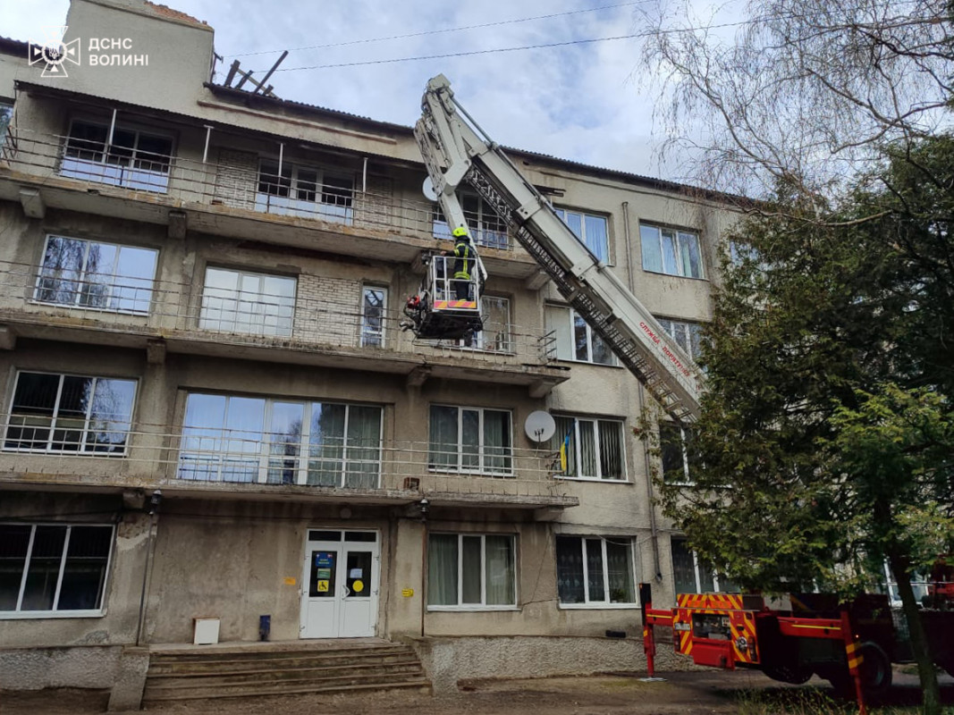 У Луцьку негода зірвала покрівлю школи