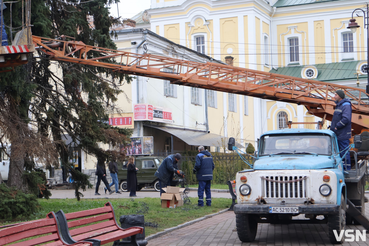 У центрі Луцька прикрашають ялинкове тріо: місто повертається до теплих відтінків ілюмінації