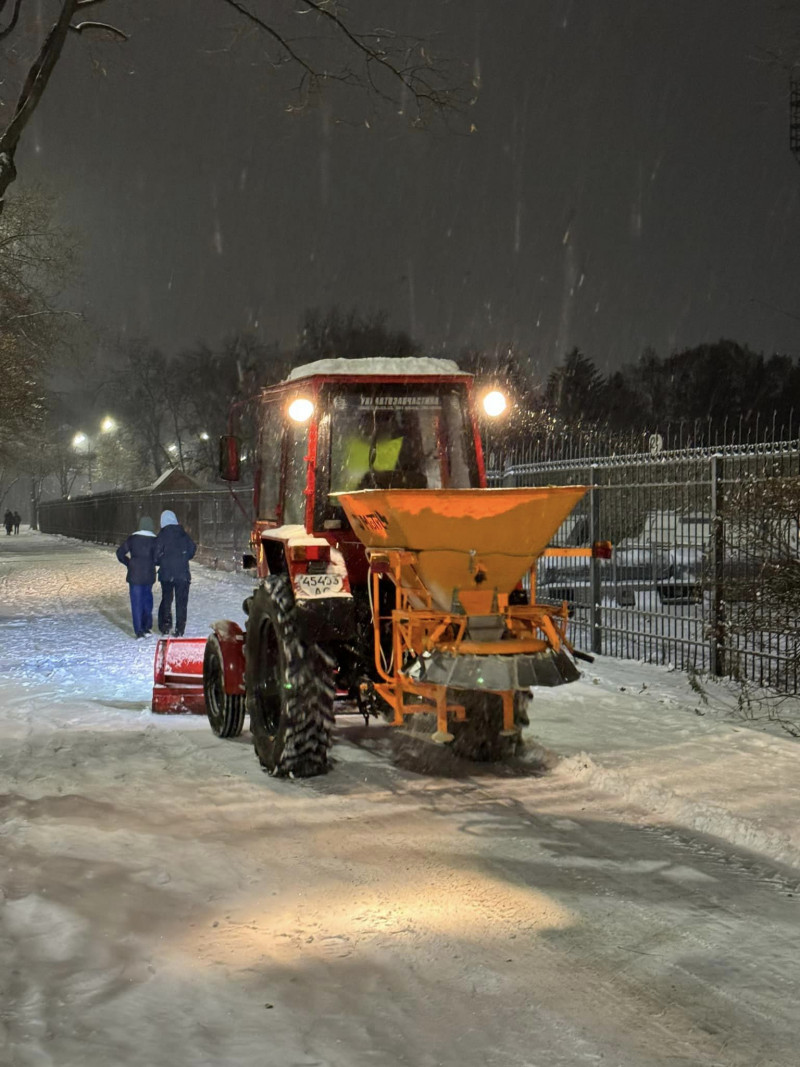 І вдень, і вночі: через снігопад у Луцьку працює снігоочисна техніка