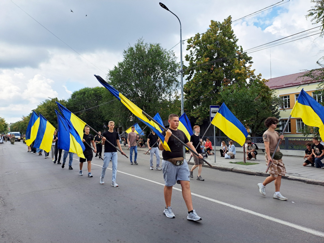 «Мамуль, не переживай, у медиків найменше шансів загинути на війні»: на Волині попрощались з Героєм Віталієм Кухарчуком