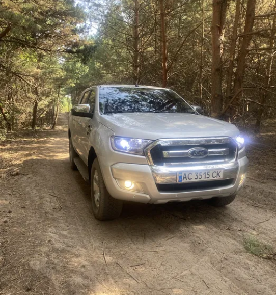 Авто для фронту на Волині: пікапи, які рятують життя