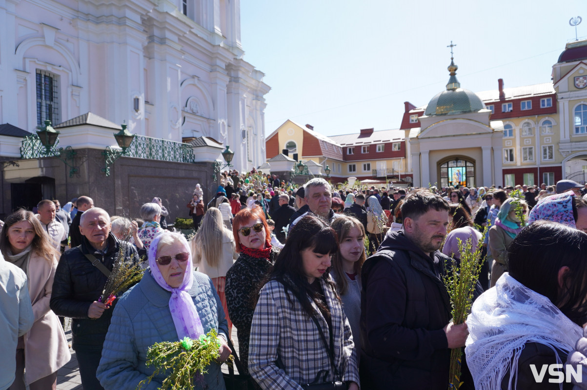 Сотні вірян прийшли освячувати вербу у головний собор Луцька. Фоторепортаж