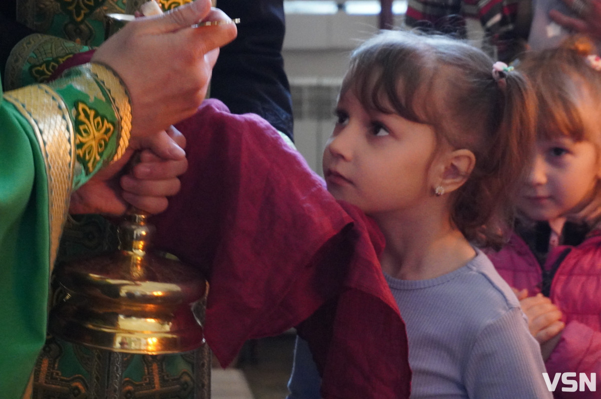 Сотні вірян прийшли освячувати вербу у головний собор Луцька. Фоторепортаж