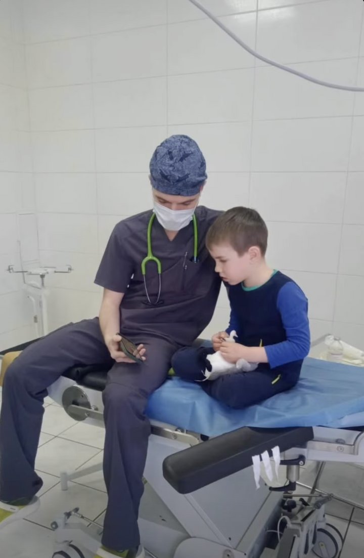 Лікар з Волині рік рятував військових на фронті, а тепер лікує дітей