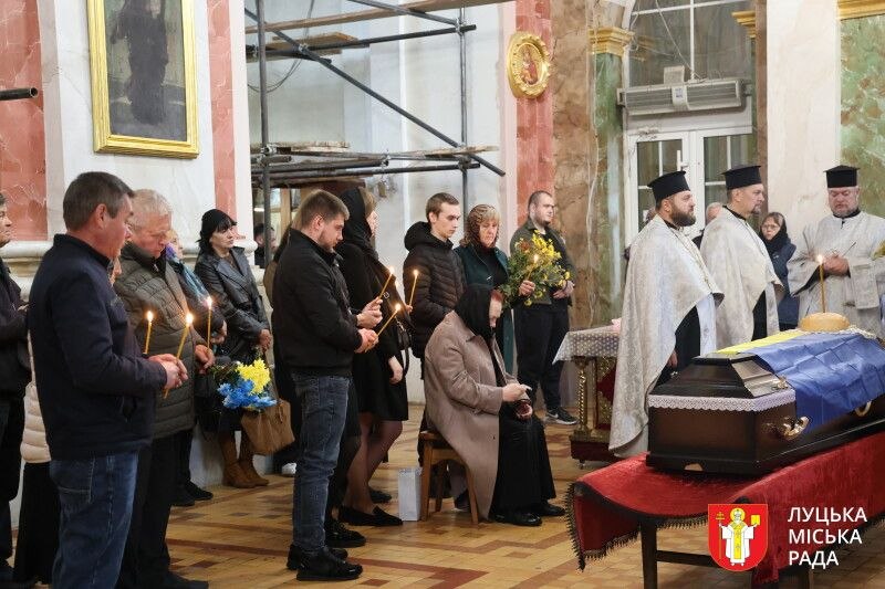 Залишилися мама, брати та син: у Луцьку провели в останню дорогу Героя Євгена Писаренка