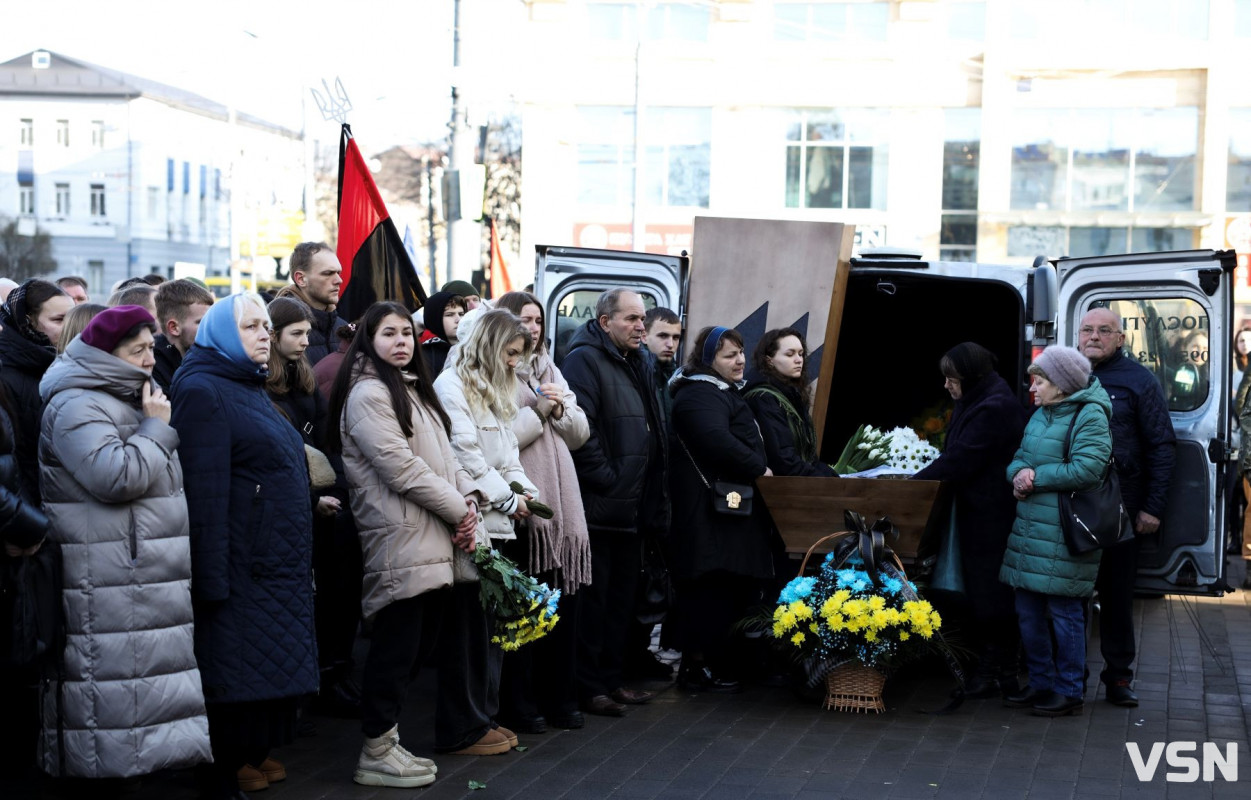 Пішов у бій, як справжній командир: прощання з Героєм у Луцьку. Фото