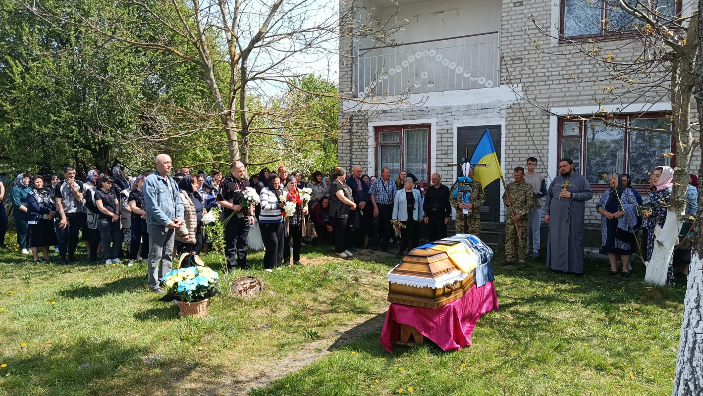 Загинув за день до 46-річчя: на Волині поховали Героя Олександра Басюка