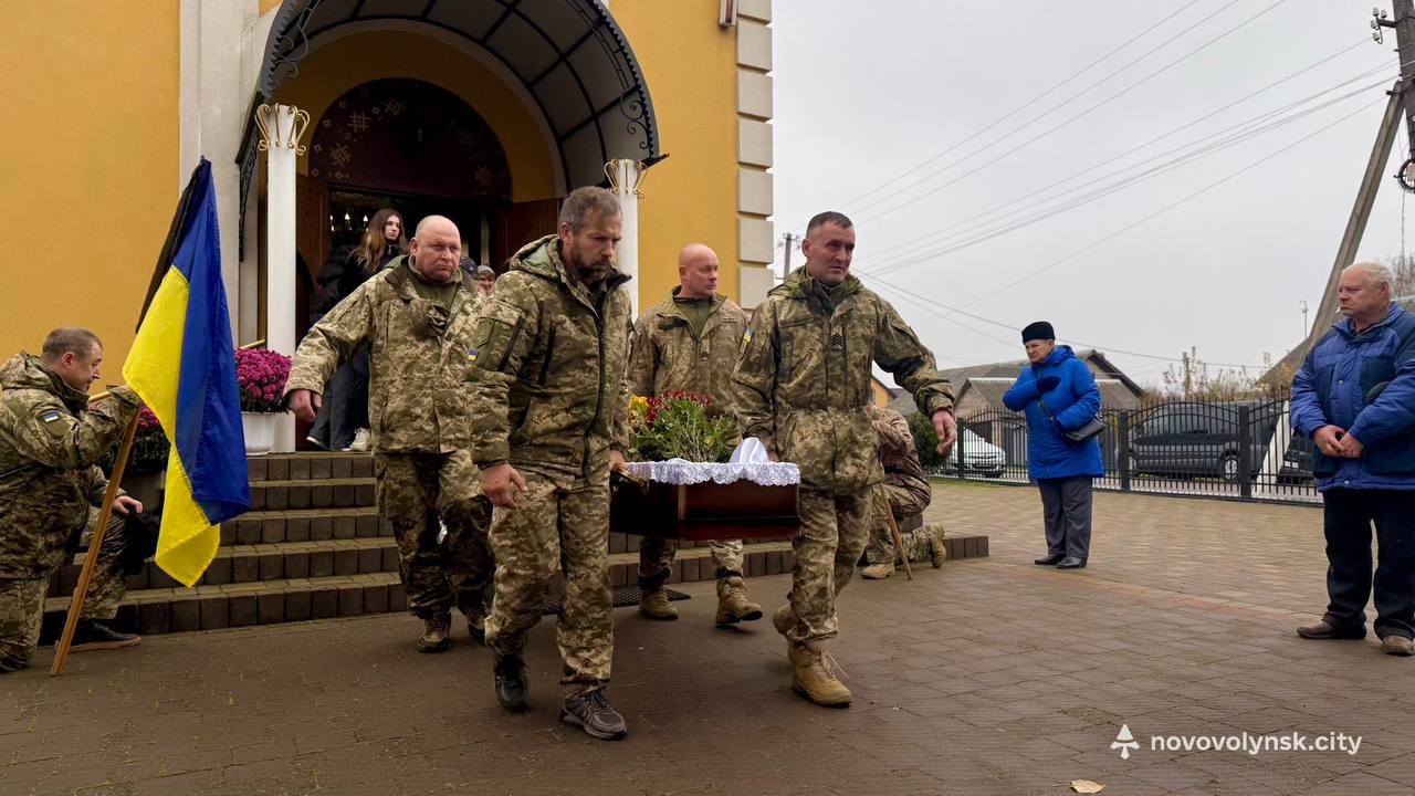 Віддав найцінніше - своє життя: волиняни провели в останню путь Героя Сергія Ярощука