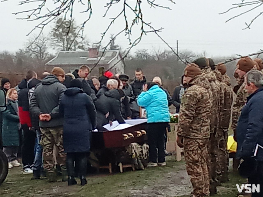 «Боронив країну у найгарячіших точках фронту»: на Волині в останню путь провели 25-річного Героя Віктора Сохацького
