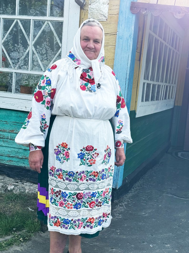 67-річна волинянка зберігає вишиваний костюм, що отримала у спадок від матері