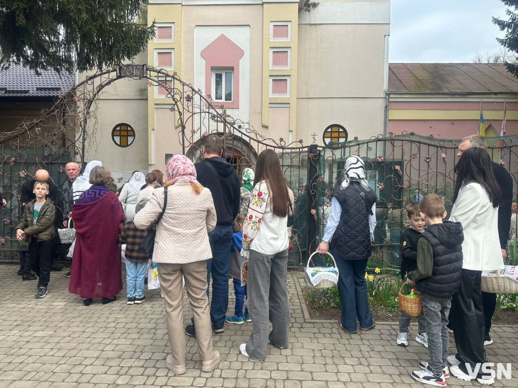 У Луцьку освятили паски в храмі Святого Великомученика Юрія Переможця ПЦУ. Фото