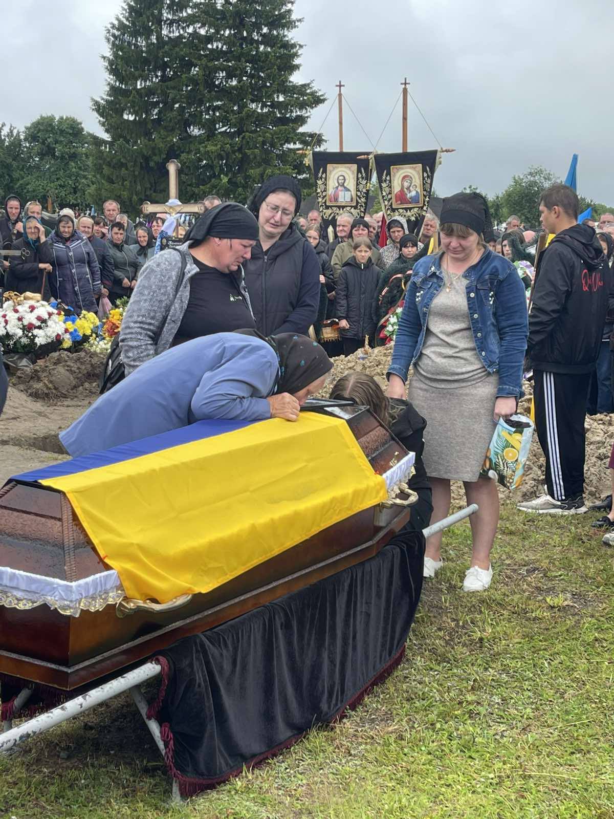 Загинув у бою на Донеччині: на Волині попрощалися з Героєм Віктором Копетюком