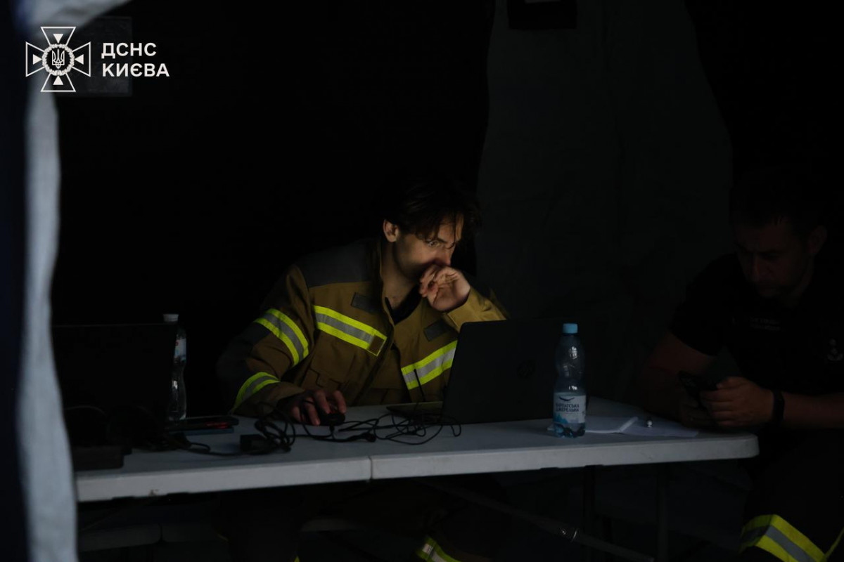 Пекельна ніч у Києві: ДСНС показала, як рятувальники борються з наслідками удару РФ