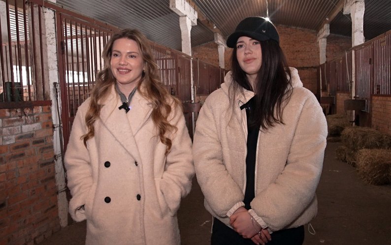 Живе у конюшні та змагається з котом: лелека став господарем стайні на Волині