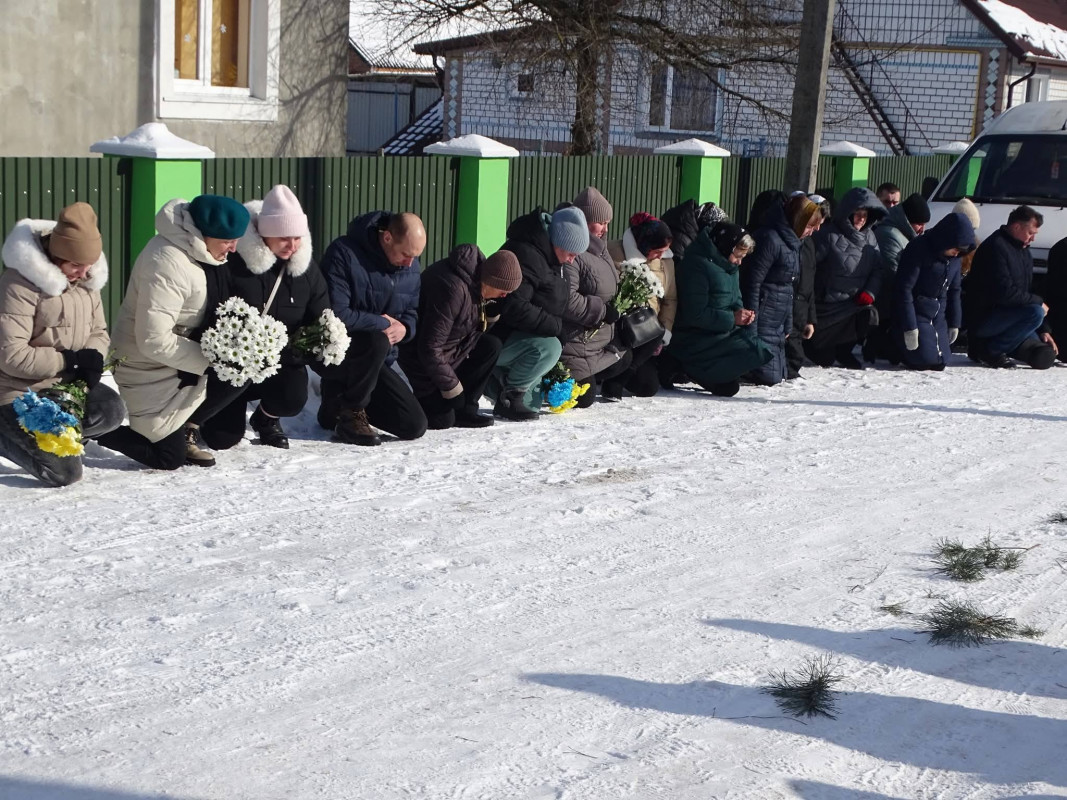 Понад рік родина жила між надією і болем: на Волині попрощалися з воїном Романом Махнюком