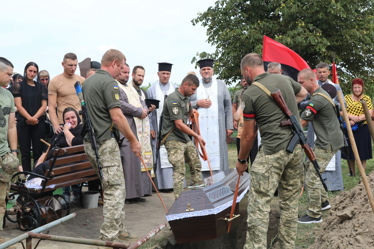 Під звуки сирени: на Волині попрощалися із молодим Героєм Артуром Данилюком 