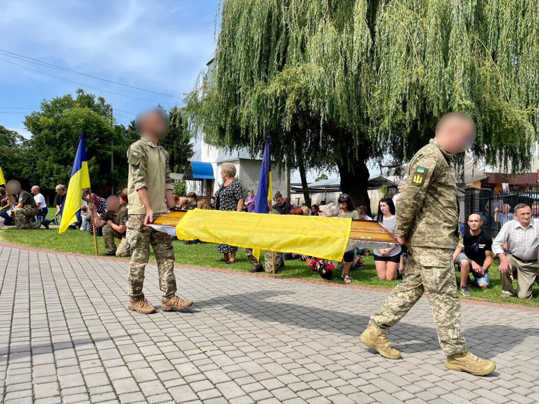 «Мама втратила сина, дружина - чоловіка, діти - батька»: на Волині попрощалися з Героєм Романом Шереметом