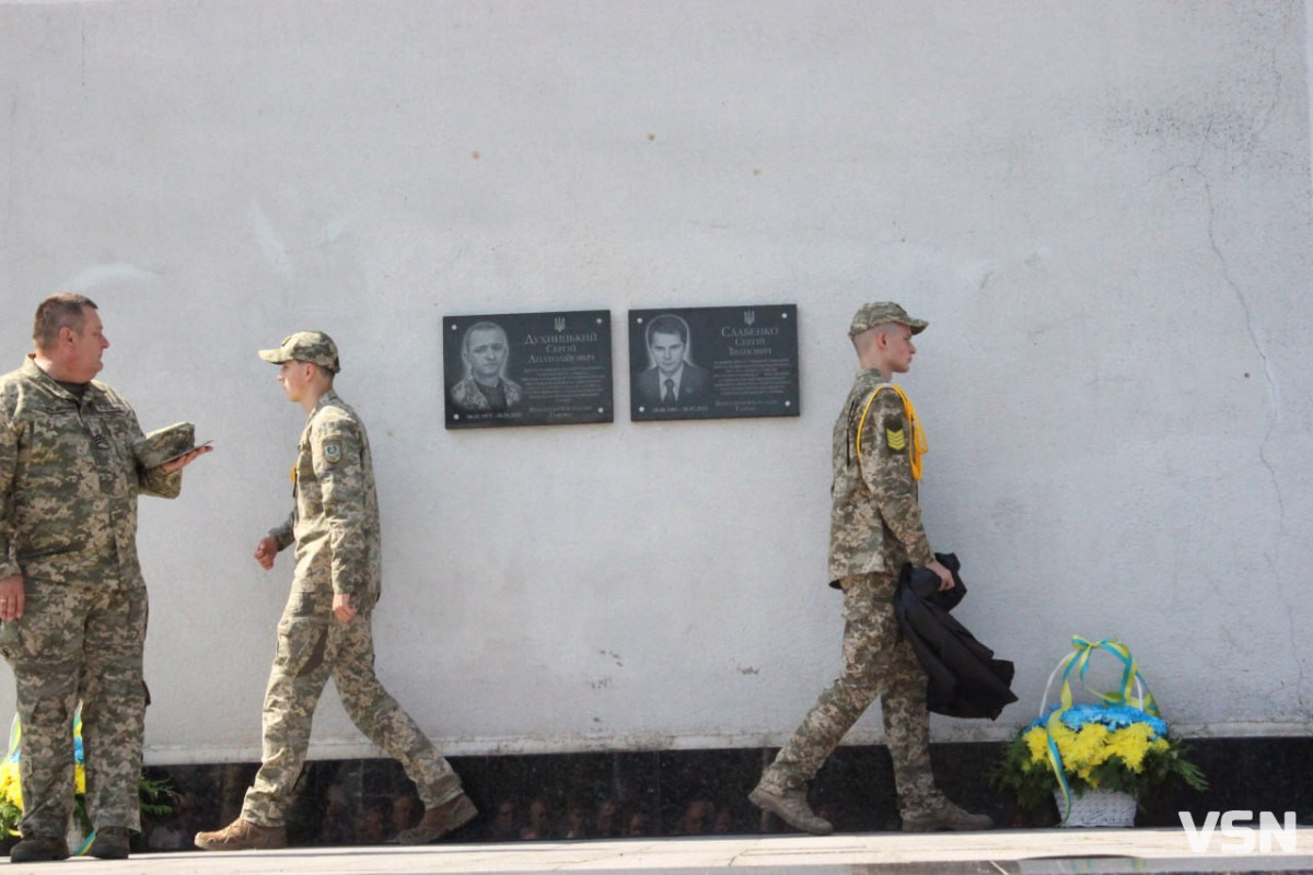 У Луцьку встановили меморіальні дошки загиблим на війні депутатам - Сергію Слабенку та Сергію Духницькому