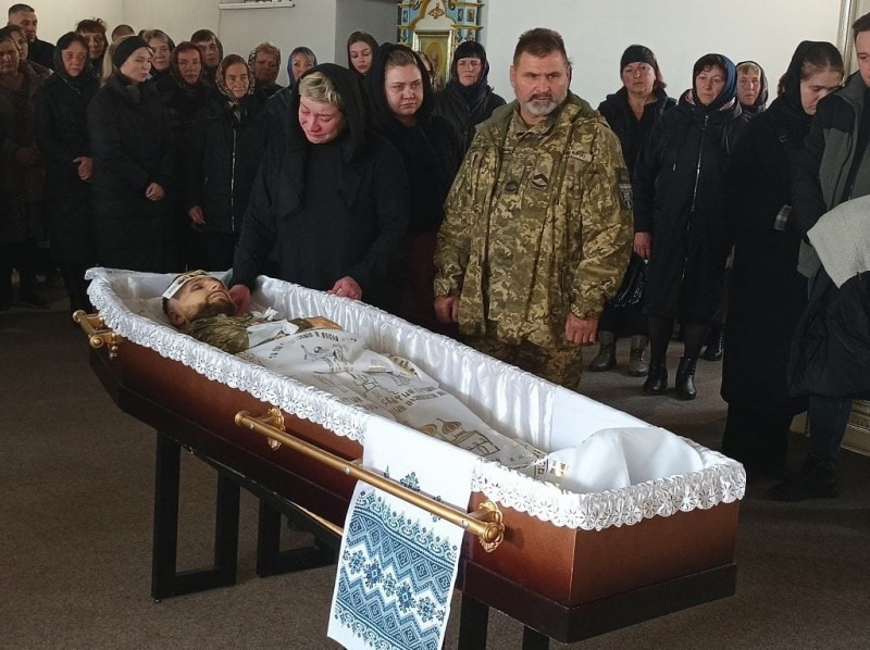 Батько боронить Україну від російських загарбників: на Волині попрощались з Героєм Романом Каденчуком