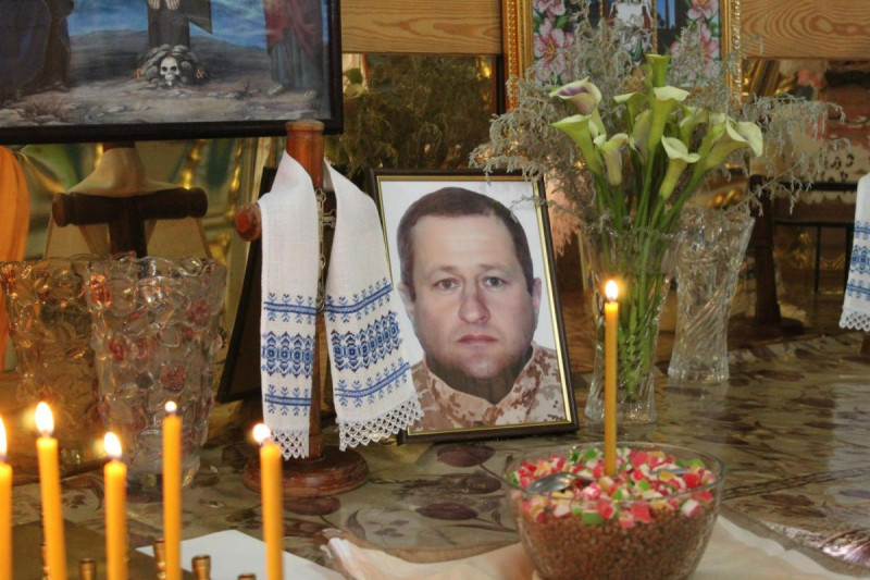 Весільний коровай - у траурній процесії: на Волині попрощалися з Героєм Віктором Бурковським