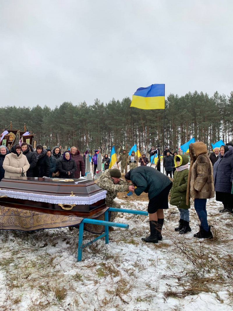 З травня вважався безвісти зниклим: на Волині поховали Героя Василя Саливончика. Фото