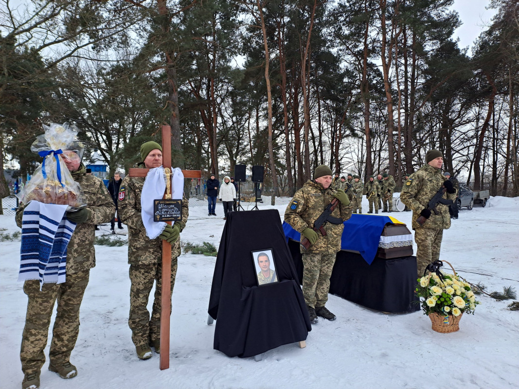 Сім місяців родина жила надією: на Волині в останню земну дорогу провели Героя Олександра Мацюка