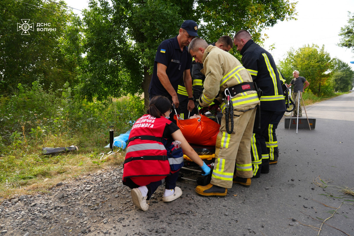 У Луцькому районі в ДТП постраждало 4 людини: одного пасажира деблокували рятувальники. Фото