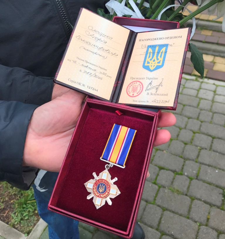 Учитель, який загинув за Україну: батькам Героя з Волині вручили його посмертну нагороду