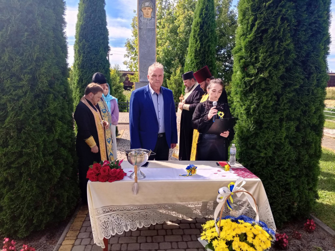 На Волині мати загиблого воїна встановила Хрест материнської любові на Алеї Слави