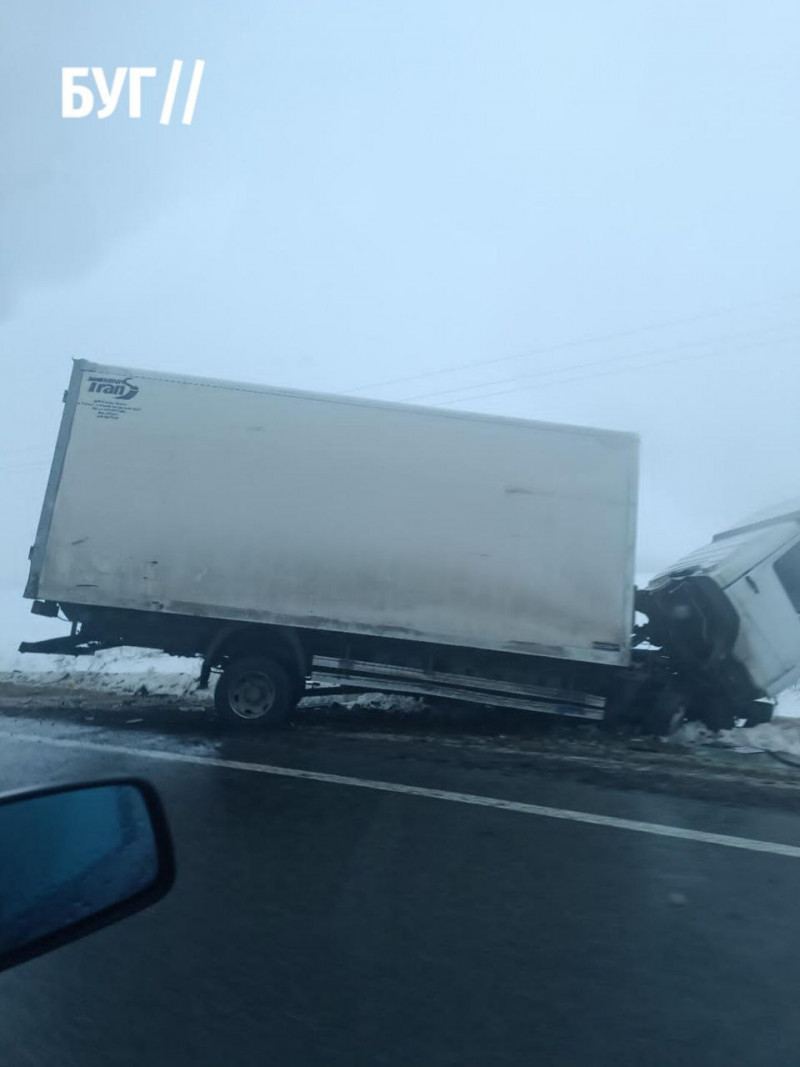 На Волині водій вантажівки виїхав на зустрічну та зіткнувся з Jaguar, від удару легковик злетів у кювет